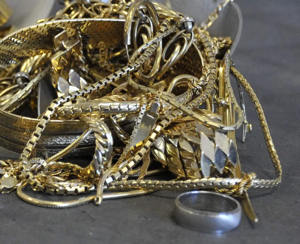 Detailaufnahme einer Sammlung von diversen Altgold- und Bruchgoldstücken auf dem Werktisch von Meyer & Rademacher.