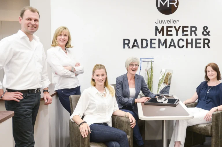Geballte Handwerkskunst und persönliche Beratung: Das Team von Meyer & Rademacher mit Inhaberin Inge Lagerpusch und Ehemann Tom im im Verkaufsraum.